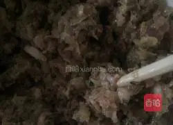 Illustration of how to make pork and pickled cabbage buns 3