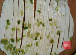 Illustration of how to make five-spice green onion cake 6