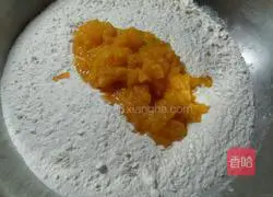 Illustration of how to make pumpkin hat steamed buns 2