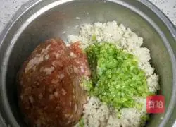 Illustration of how to make pork and lotus root dumplings 4