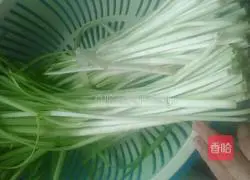 Illustration of how to make egg and leek stuffed dumplings 2