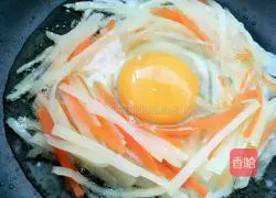 Illustration of how to make potato shredded egg pancake 9