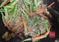 Illustration of how to make fried rice with green pepper and meat cubes 6