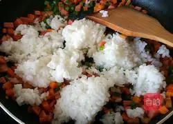 Illustration of how to make lazy soy sauce fried rice 6