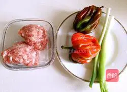 Illustration of how to make dumplings stuffed with pork and green pepper 3