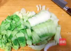 Illustration of how to make cabbage, clam and pork dumplings 4