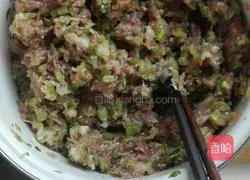 Illustration of how to make celery and pork dumplings 8