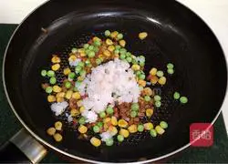 Illustration of how to make krill and three delicacies fried rice 6