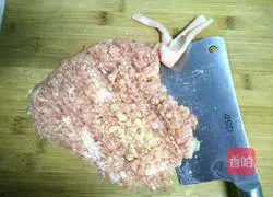 Illustration of how to make celery and fresh meat dumplings 3