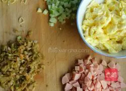 Illustration of how to make pickled mustard, ham, sausage and egg fried rice 1