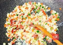 Illustration of how to make red sausage fried rice 5