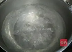 Illustration of how to make tomato, sauerkraut and egg soup noodles 8