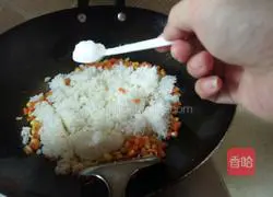 Illustration of how to make egg fried rice 8