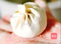 Illustration of how to make celery and pork buns 8