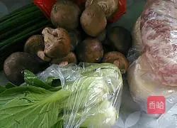 Illustration of how to make mushroom, green vegetable and big meat dumplings 1