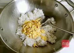 Illustration of how to make colorful egg fried rice 15