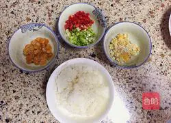 Illustration of how to make salty yellow fried rice 1