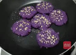 Illustration of how to make pan-fried purple sweet potato cake 4