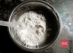 Illustration of how to roll dumpling wrappers 2