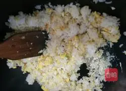 Illustration of how to make snow peas, ham and egg fried rice 8