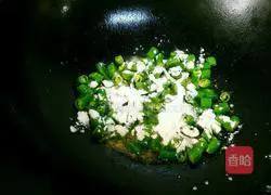 Illustration of how to stir-fry green peppers and flour 4