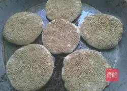 Illustration of making whole wheat pepper and sesame sesame cakes 16