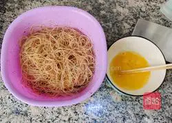 Illustration of how to make fried vermicelli (fried rice noodles with ham, carrots and vegetables) 5