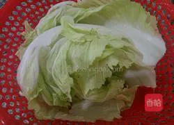 Illustration of how to make mushroom, cabbage and pork dumpling stuffing 2