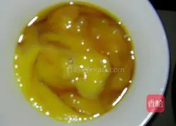 Illustration of how to make fried rice with fruits, vegetables and eggs 1