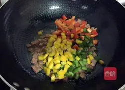 Illustration of how to make fried rice with colored pepper and bacon 4