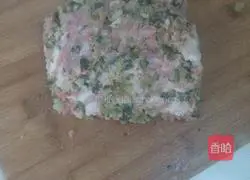 Illustration of how to make steamed buns (sauerkraut, meat and spinach juice) 7