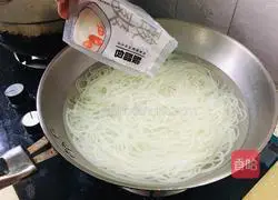 Illustration of how to make snail noodles 3