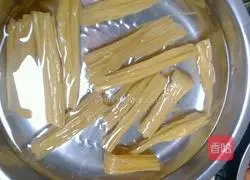 Illustration of how to make red bamboo shoot buns 2