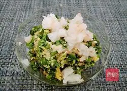 Illustration of how to make shrimp, leek and egg dumpling stuffing 15