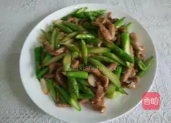 Illustration of how to make asparagus and tenderloin egg pancake 5