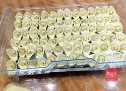 Illustration of how to make wontons stuffed with mushrooms 16