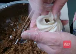 Illustration of how to make steamed buns with cabbage and pork stuffing 9