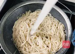 Illustration of how to make noodles with scallion oil 3