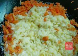 Illustration of how to make carrot fried rice 7