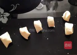 Illustration of how to make pork dumplings 4