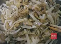 Illustration of how to make potato and pickled vegetable buns 9