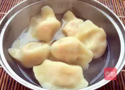Illustration of making dumplings with three fresh fillings 7