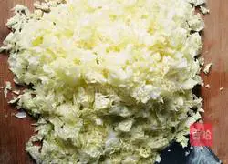 Illustration of how to make cabbage, radish and pork bun stuffing 5