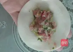 Illustration of how to make celery and pork dumplings 9