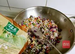 Illustration of how to make colorful egg fried rice 19