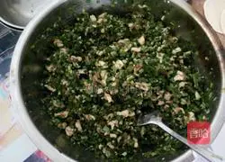 Illustration of how to make leek, egg and vermicelli dumplings 1