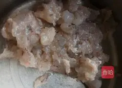 Illustration of how to make shrimp, egg white and vegetable stuffing dumplings 5