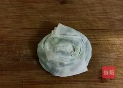 Illustration of how to make wonton skin scallion pancakes 8