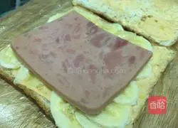 Illustration of how to make banana ham sandwich 4