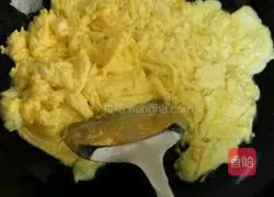 Illustration of how to make beef and egg fried rice 3